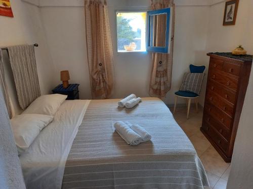 TracinoにあるResidenza dei Baroni - Dammusi Bed&Relax Pantelleriaのベッドルーム1室(ベッド1台、タオル2枚付)
