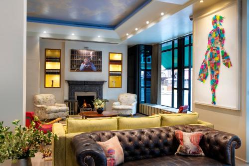 a living room filled with furniture and a fire place at Sloane Square Hotel in London
