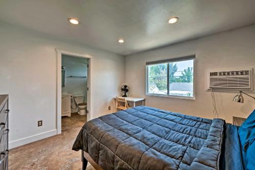 En eller flere senge i et værelse på Cozy Salt Lake City Townhouse - Close to Downtown!