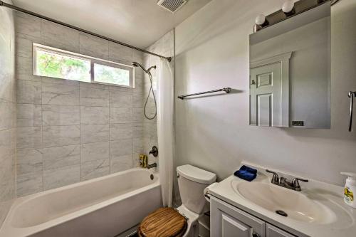 ein Badezimmer mit einer Badewanne, einem WC und einem Waschbecken in der Unterkunft Cozy Salt Lake City Townhouse - Close to Downtown! in Salt Lake City