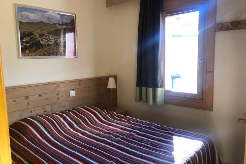 une chambre avec un lit et une fenêtre dans l'établissement Les Cristaux de La Plagne - BELLE PLAGNE 7 PERS, à Belle Plagne