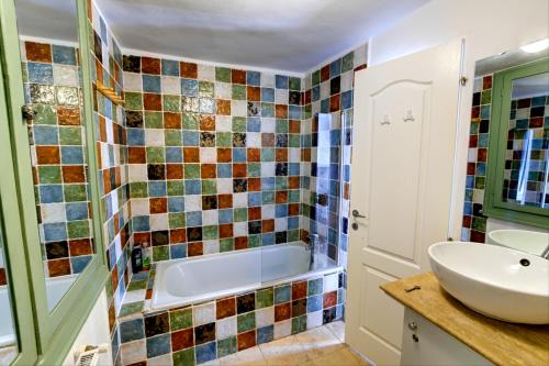 un baño con bañera y lavabo en Ultracentral Cozy Apartment on Calea Victoriei with Amazing View, en Bucarest