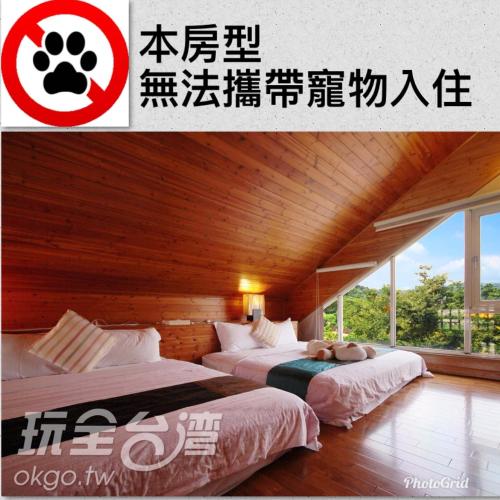 two beds in a room with at Moon River Villa in Puli
