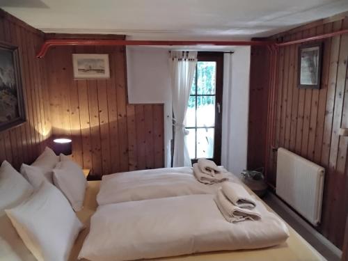 Postel nebo postele na pokoji v ubytování Chalet St Jakob