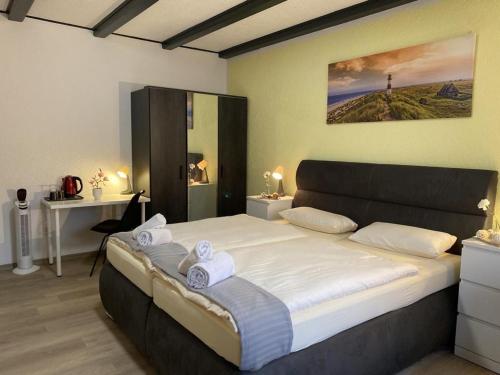 En eller flere senge i et værelse på Hotel Ammerländer Stuben