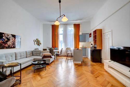 una sala de estar con un sofá y una mesa en Ultracentral Cozy Apartment on Calea Victoriei with Amazing View, en Bucarest