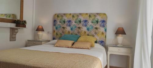 Postel nebo postele na pokoji v ubytování Bahía de Vera - Apartamento Naturista con 3 piscinas junto a playa