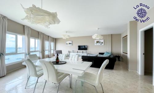 TV a/nebo společenská místnost v ubytování Rosa dei venti sea view - 4 persons - wifi free