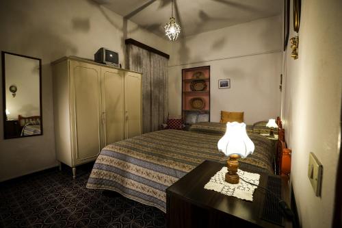 a bedroom with a bed and a lamp on a table at Agriturismo il Poggetto in Torre