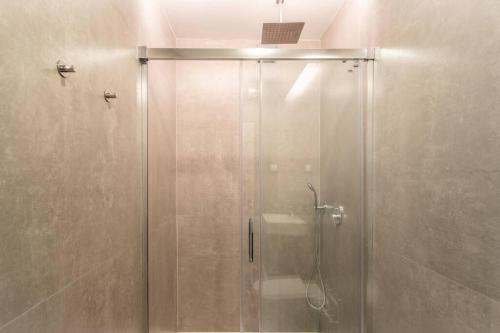 een douche met een glazen deur in de badkamer bij Lisbon Historical Center renewed apartment in Lissabon