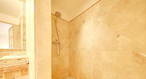 Salle de bains dans l'établissement Maison confortable à Villeneuve-lès-Avignon, plancha incluse