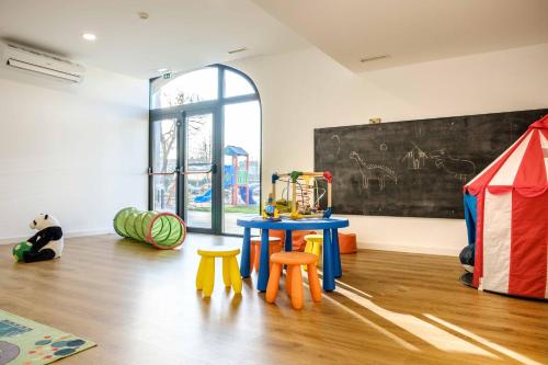 a play room with a table and a play tent at SDivine Fatima Hotel, Congress & Spirituality in Fátima