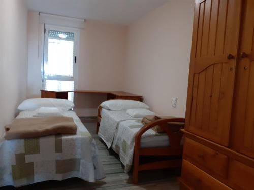a room with two beds and a window at Apartament Ornis Mascarell Vista Alegre in Sant Carles de la Ràpita