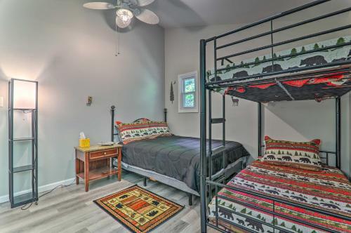 Tempat tidur susun dalam kamar di Updated Blakeslee Cottage with Fire Pit and Deck!