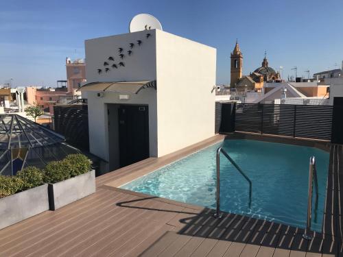 un balcón con piscina en la parte superior de un edificio en Joya del Casco Boutique Hotel by Shiadu, en Sevilla