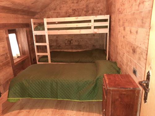 grenier barrel في فالغريسيتشيه: غرفة نوم مع سرير بطابقين وسلم