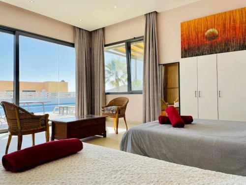 Katil atau katil-katil dalam bilik di Casa Flamboyant With Sea Views & Heated Pool