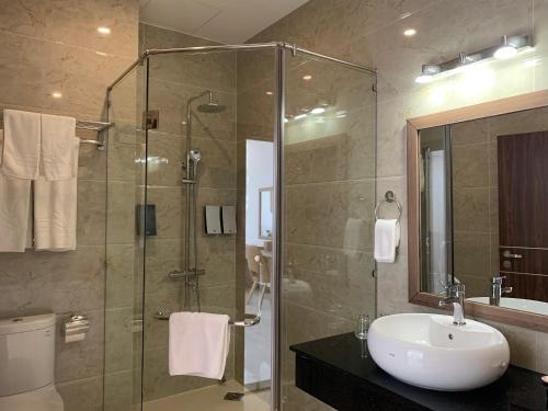 フーコックにあるPhung Hung Boutique Hotelのバスルーム(シャワー、洗面台、トイレ付)