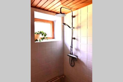 uma cabina de duche na casa de banho com uma janela em Villa Edengård, next to Lohja lake em Lohja
