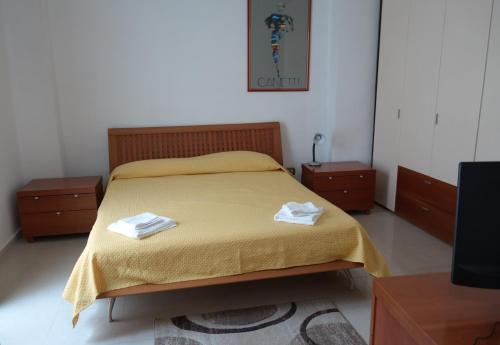 ein Schlafzimmer mit einem Bett mit zwei Handtüchern darauf in der Unterkunft Casa Don Mario in Ispica