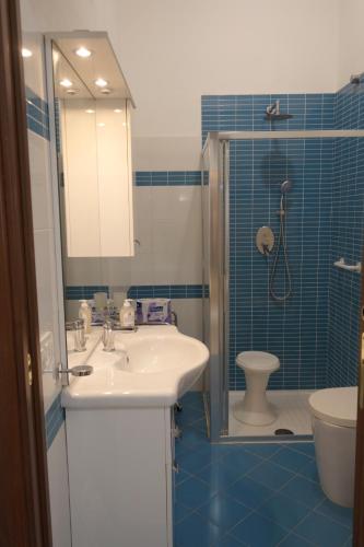 ein Bad mit einem Waschbecken, einem WC und einer Dusche in der Unterkunft Casa Don Mario in Ispica