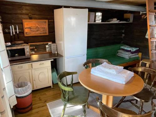 a kitchen with a table and chairs in a room at Kaunissaaren Maja in Kotka