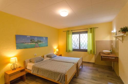 gelbes Zimmer mit einem Bett und einem Fenster in der Unterkunft Club Villamar - Arethusa in Lloret de Mar