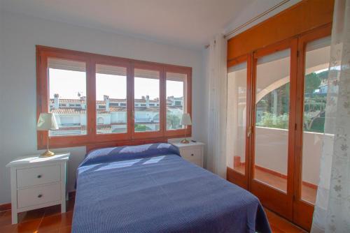 une chambre avec un lit et une grande fenêtre dans l'établissement Club Villamar - Palma 2, à Sant Antoni de Calonge