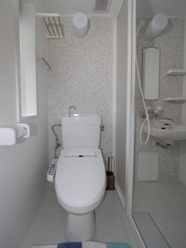 Baño blanco con aseo y lavamanos en Kamakura International House Japanese-style room w Shower Toilette - Vacation STAY 11630, en Kamakura