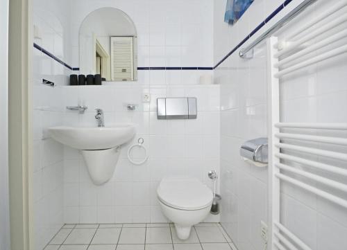 バンシンにあるFerienanlage Bansin Seepferdchen 5の白いバスルーム(トイレ、シンク付)