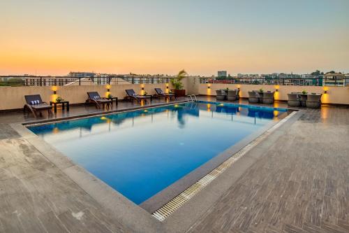 Bazén v ubytování Goldfinch Hotel Mumbai nebo v jeho okolí