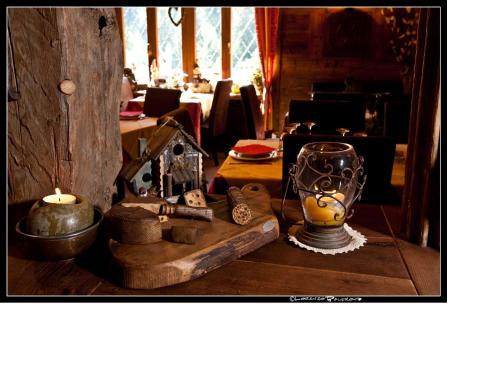 a room with a table with a lamp and a vase at Baita La Jolie Bergere in La Salle