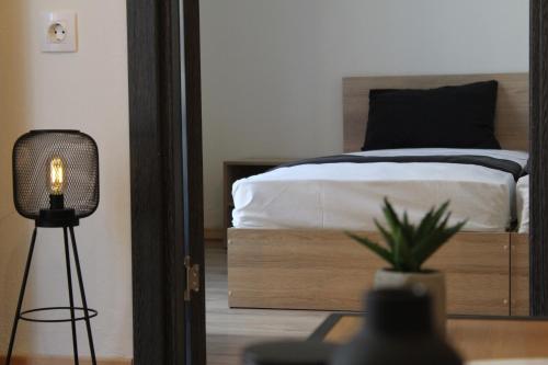 Cama o camas de una habitación en Charcoal Thirteen Apartment