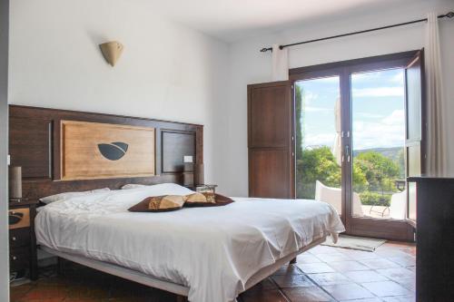 ein Schlafzimmer mit einem großen Bett und einem großen Fenster in der Unterkunft Arriadh Hotel in Ronda