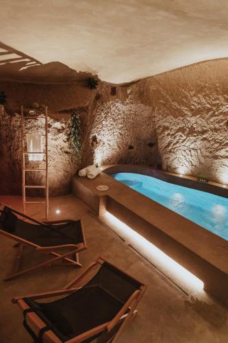 a room with a swimming pool in a cave at Le Stanze di Teodorico in Orvieto