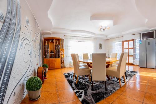 a dining room with a table and chairs at Pensiunea Mariana in Baia de Fier