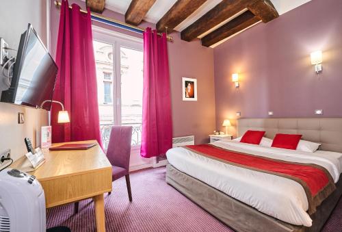 une chambre d'hôtel avec un lit, un bureau et un ordinateur dans l'établissement LOGIS Hôtel Du Théâtre, à Tours