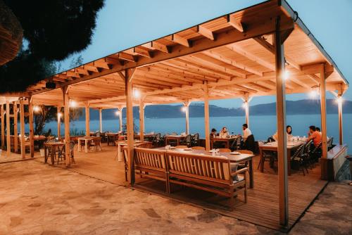 ห้องอาหารหรือที่รับประทานอาหารของ Pino Mar Luxury Bungalows