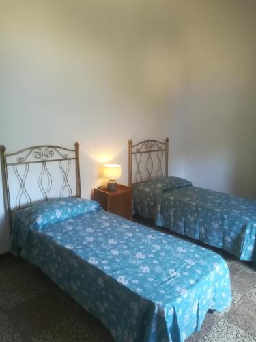two beds sitting next to each other in a room at Casa indipendente Pavolini in Piombino