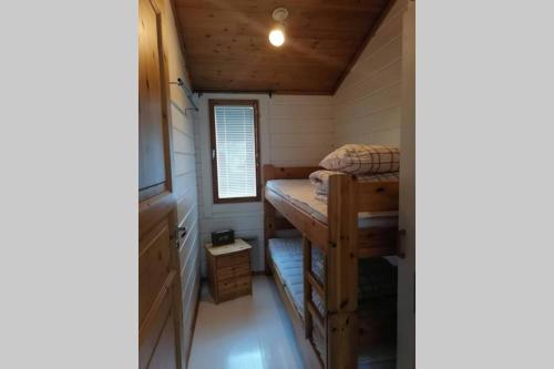 - une petite chambre avec des lits superposés dans une petite maison dans l'établissement High Rise Cottage, à Muurame