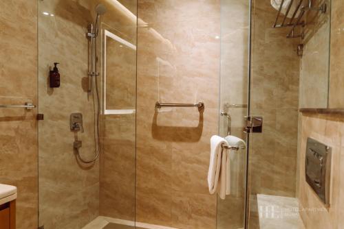 Ένα μπάνιο στο HE Hotel Apartments