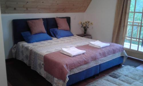 a bedroom with a bed with two towels on it at Cabaña Los Llanitos Guatavita in Guatavita