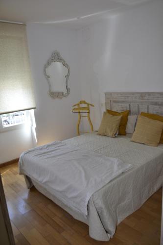 a bedroom with a large white bed in a room at Savala house León in León