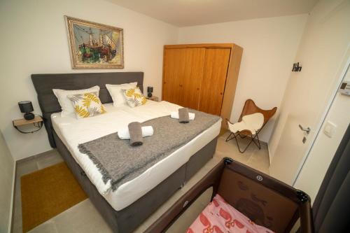 sypialnia z łóżkiem i krzesłem w obiekcie Apartment Lucky w mieście Izola