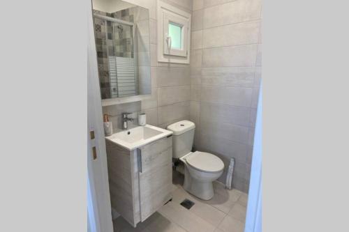 Kúpeľňa v ubytovaní M & F HOUSE (παραλία Μαρκοπούλου Ωρωπού)