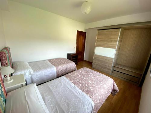 מיטה או מיטות בחדר ב-Grupo Gontad Apartamento As Grelas Canduas 2