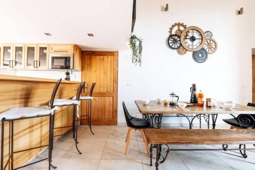 une cuisine et une salle à manger avec une table et des chaises dans l'établissement Chez Dabin - La Roche St Secret - 10pers, à Le Péage