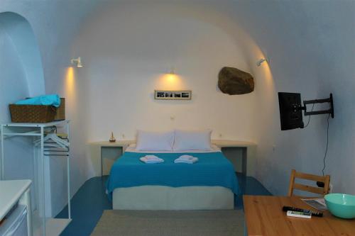 Un pat sau paturi într-o cameră la Lioyerma Cave Villa With Private Outdoor Hot Tub