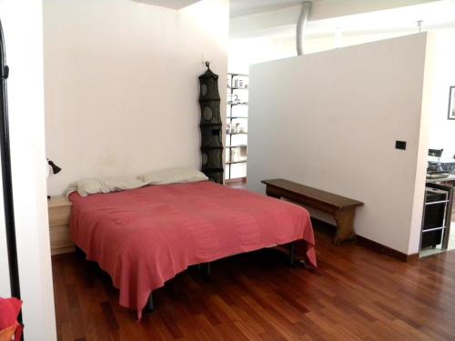 ボローニャにあるAmpio Open Space in Centro Storicoのベッドルーム1室(赤い毛布付きのベッド1台付)