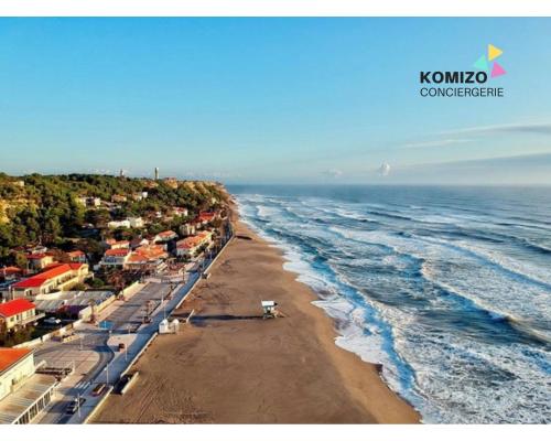 an aerial view of a beach with the ocean at La maison bleu in Leucate